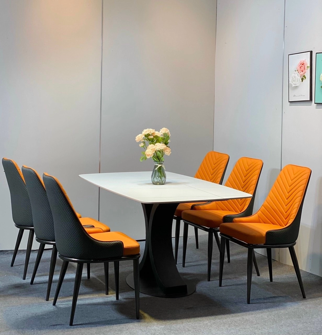 ghế này có dùng với loại bàn ăn mặt đá này không bạn?