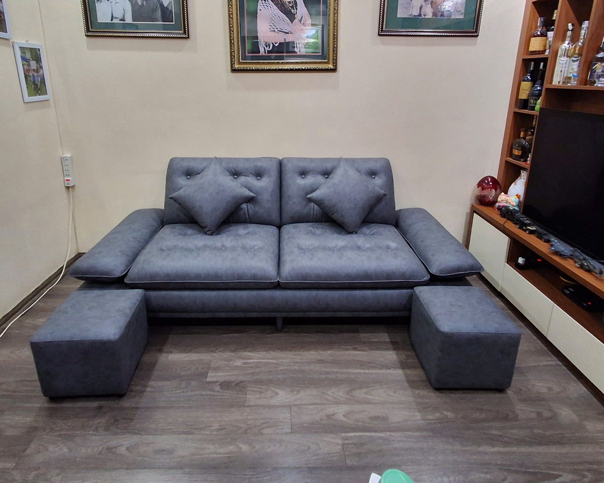 Sofa ngồi êm lắm, trẻ con vẽ tẩy được