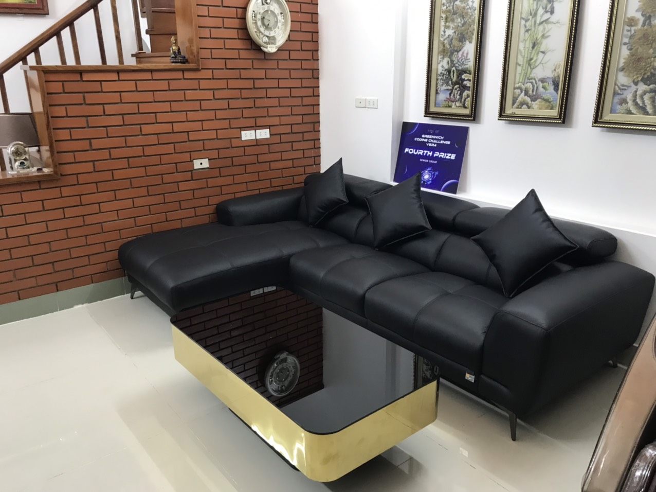 Mình lấy màu đen nên rất sạch, chất da bò của Ý thì mềm mịn khỏi phải bàn rồi. Thích nhất là phần nệm mút, êm mềm, thoáng khí lắm, không bị bí bách như bộ sô pha da công nghiệp cũ của nhà mình