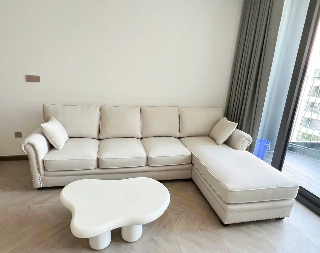 Nhận hàng ưng lắm vì hợp với sofa nhà mình. Bàn đúng màu, sờ mịn lắm, lau chùi dễ dàng