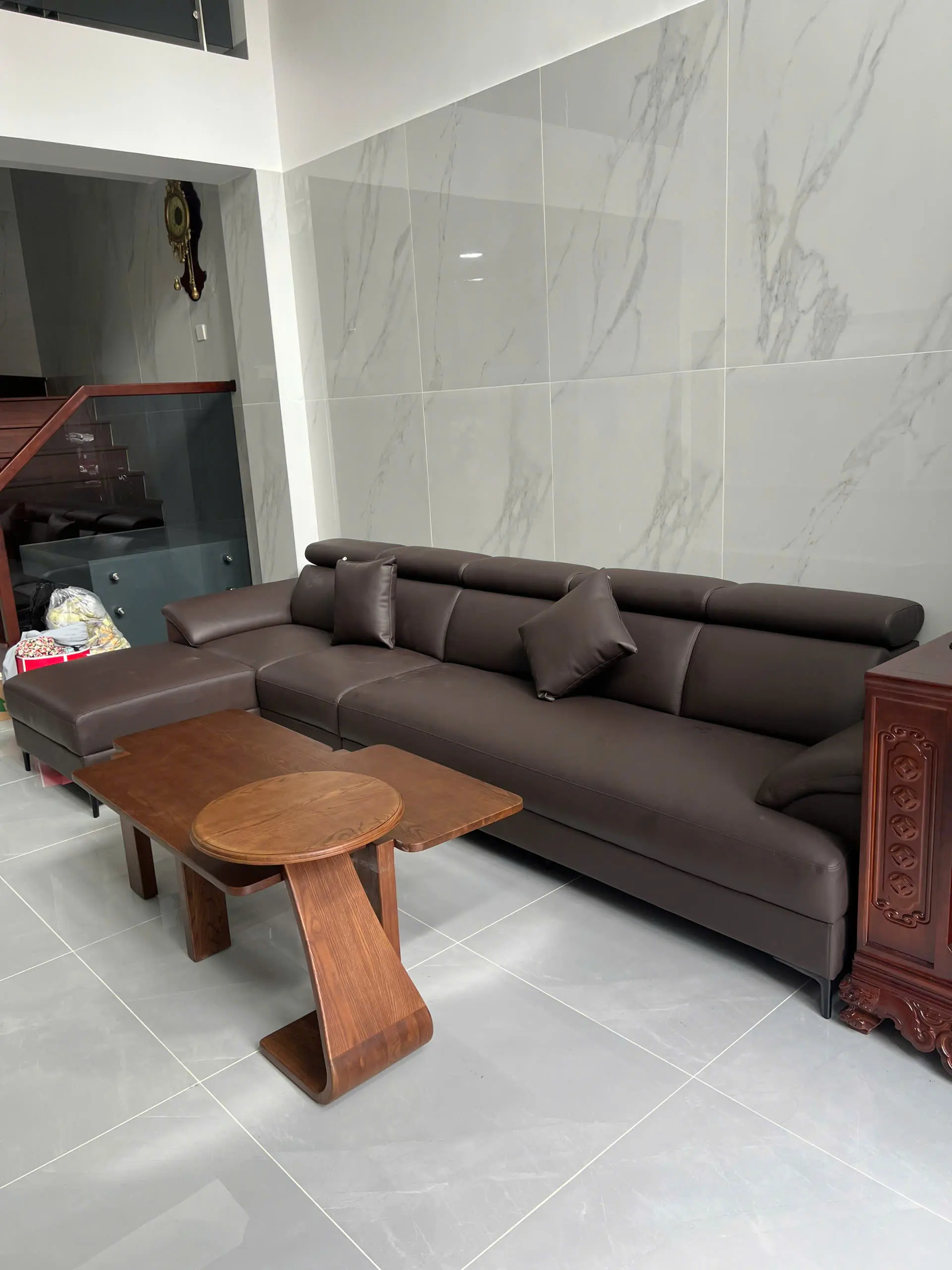 Sofa với bàn trà trông rất hợp, đáng tiền