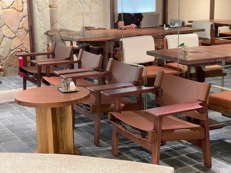Ghế Armchair gỗ bọc da Bernard tại quán Cafe