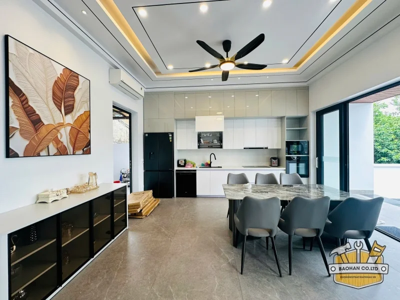 Khu vực bếp với bộ bàn ăn hiện đại, hệ thống tủ bếp trang nhã