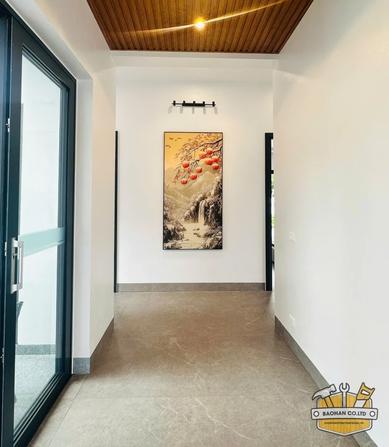 Hành lang với hệ thống đèn âm trần và tranh Decor nghệ thuật