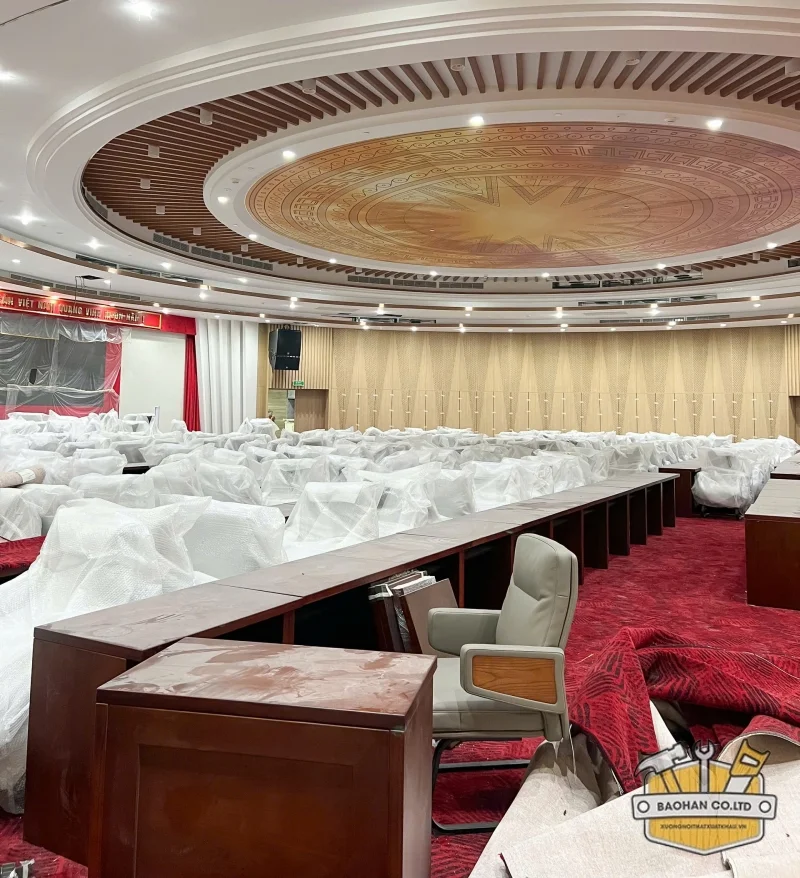 Phòng hội nghị với bàn gỗ và ghế văn phòng
