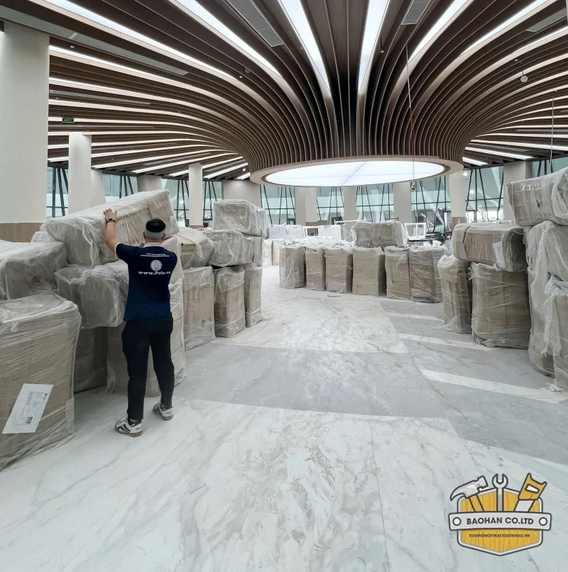 Hàng trăm bộ bàn ghế được bàn giao