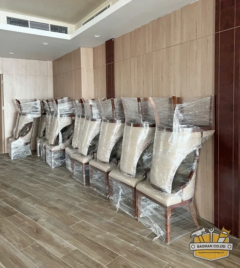 Ghế gỗ bàn giao tại Bộ Công An