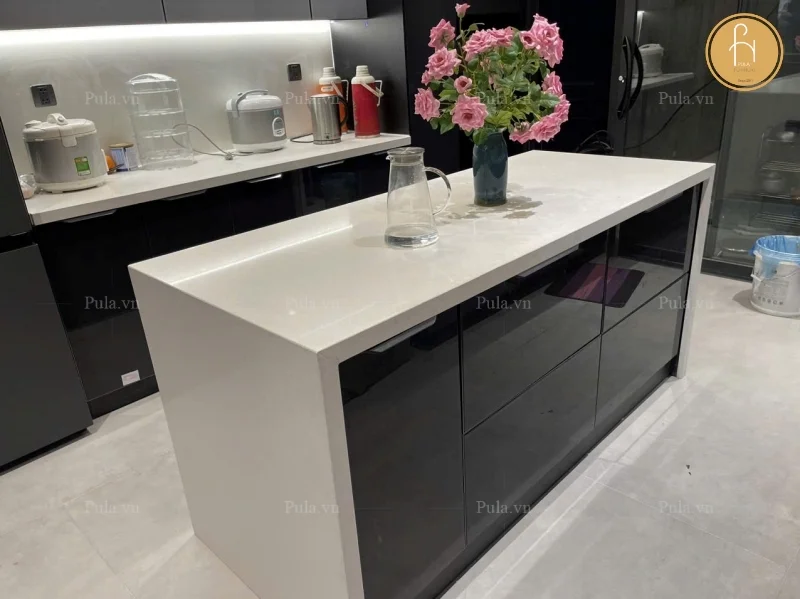 Tủ bếp cánh kính hiện đại hiện diện tại nhà khách hàng ở Quận 1 - TP Hồ Chí Minh