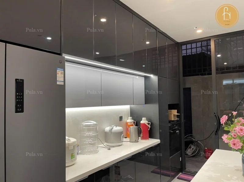 Hệ tủ bếp tone xám chì sang trọng tại nhà khách ở Long Biên