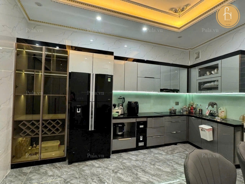 Tủ bếp kèm tủ rượu cánh kính hiện đại tại nhà khách ở Hải Phòng